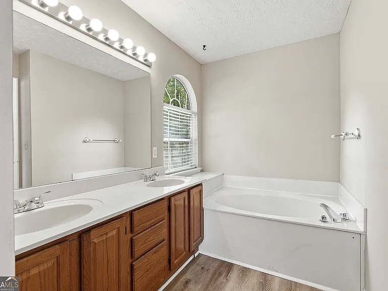 518 Longwood Ln — Photo 25