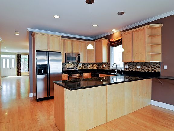 3rd image of 3331 N Oakley Ave