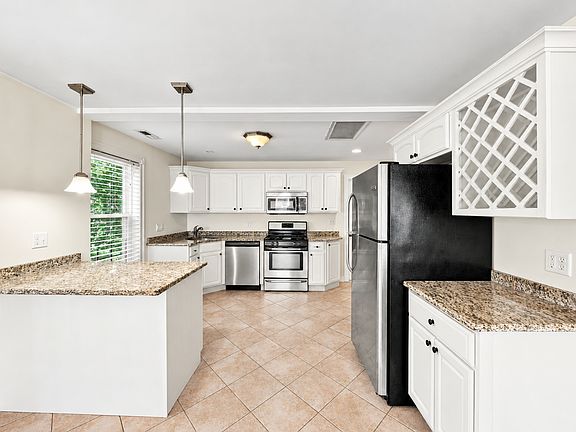 3rd image of 6 Hill Ct