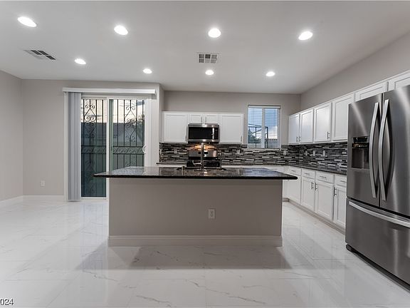 3rd image of 2747 Sunrise Bluff Dr