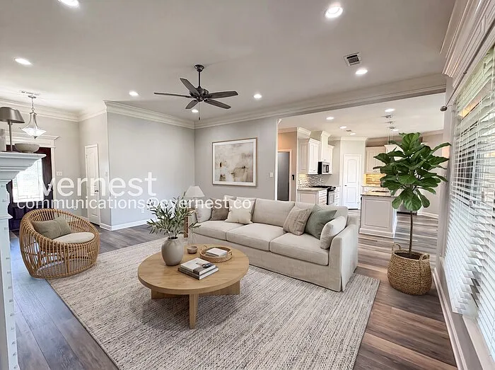 3 bed, 2.0 bath, 1921 sqft, $2,330 — Photo 2