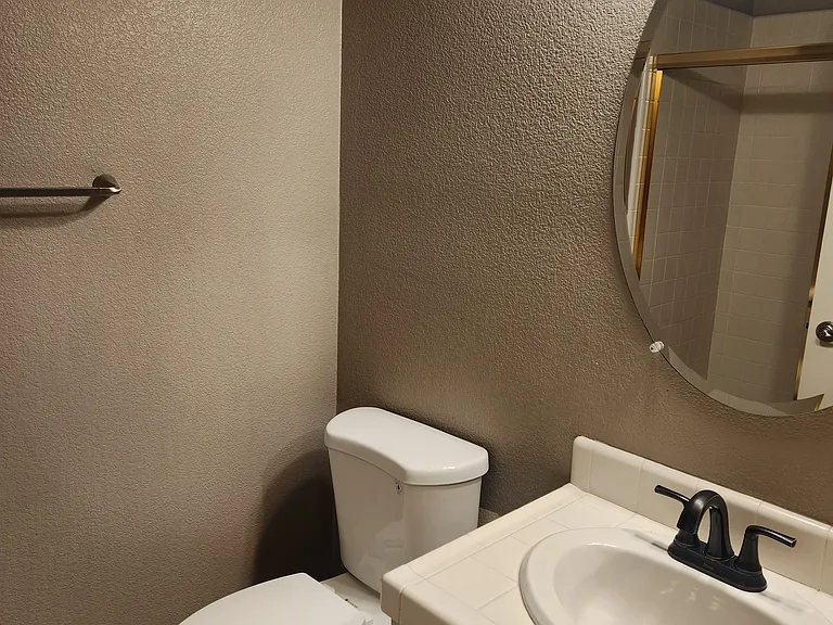 4742 Village Green Pkwy — Photo 35