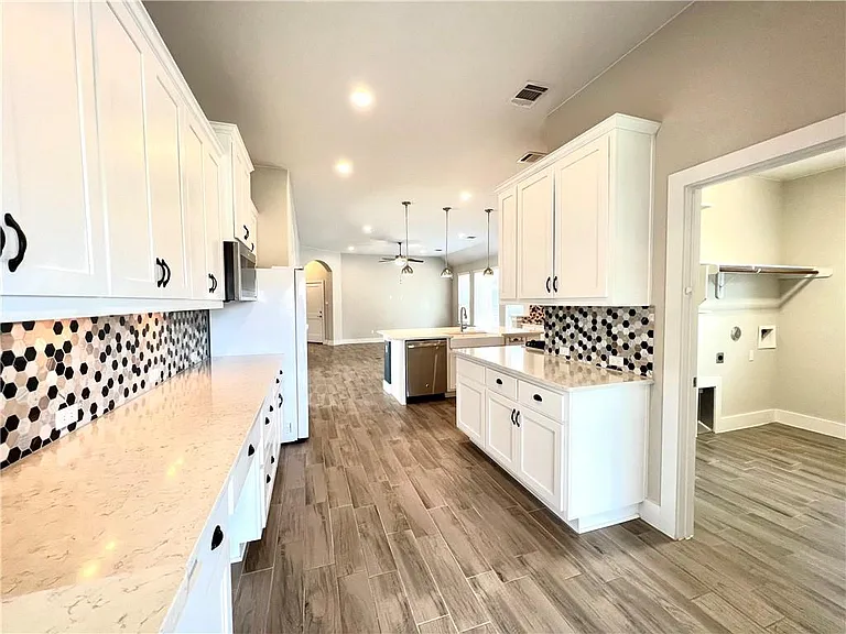 197 Santa Maria St — Photo 10