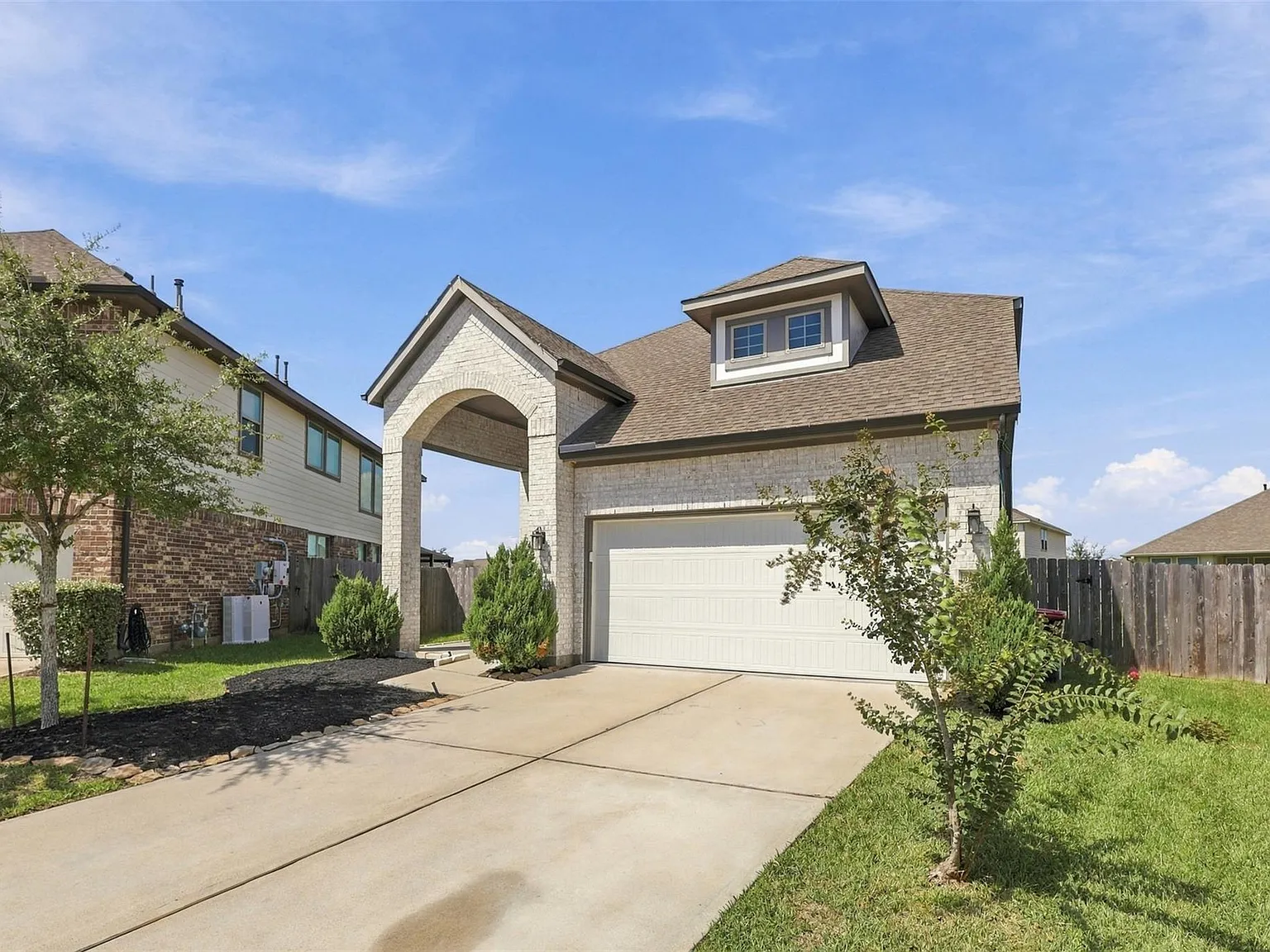 4 bed, 3.0 bath, 2487 sqft, $2,700 — Photo 2