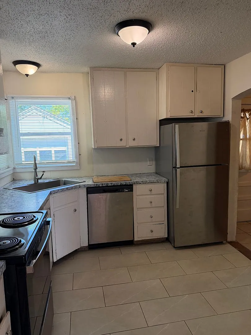 Cute 2 bedroom bungalow next to MSU — Photo 4