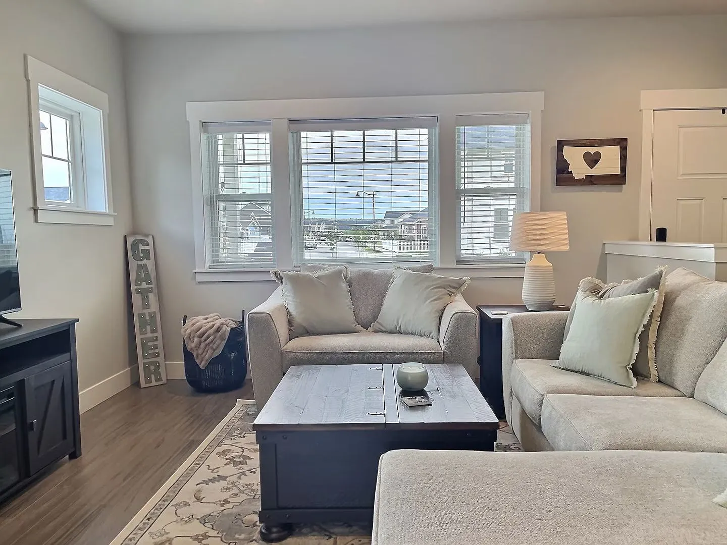 Stunning 2 Bed, 2 Bath Home in Annafeld | Fully Furnished — Photo 3