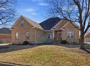 635 Shadow Brooke Dr, Chesapeake, VA 23320