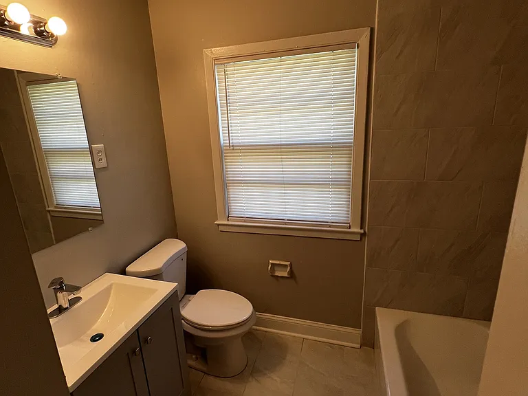 978 Gary St — Photo 3