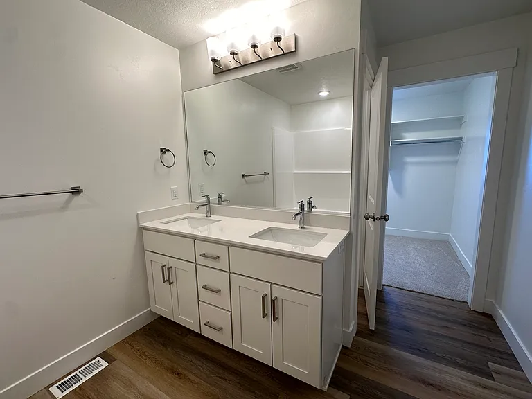 712 W 575 N — Photo 36