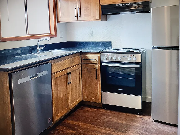 719 SW 4th St #101 — Photo 2