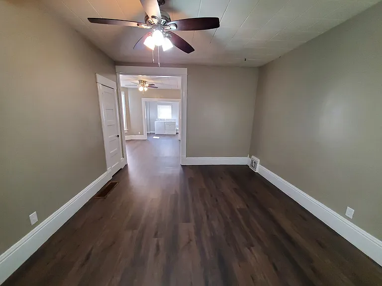 Remodeled 2 Bd with huge kitchen, dining room and living room — Photo 10