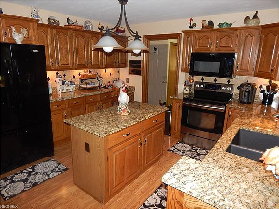 2nd image of 810 Hidden Valley Dr