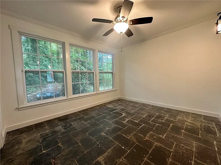 1231 Woodleigh Rd SW — Photo 11