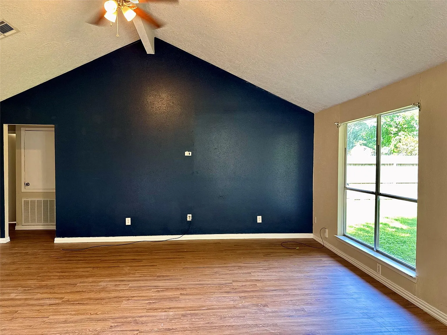 3 bed, 2.0 bath, 1188 sqft, $1,950 — Photo 4