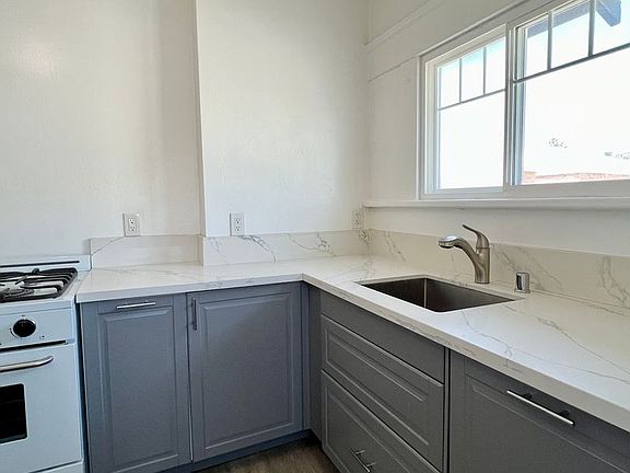 4th image of 1129-33 26th St #1131