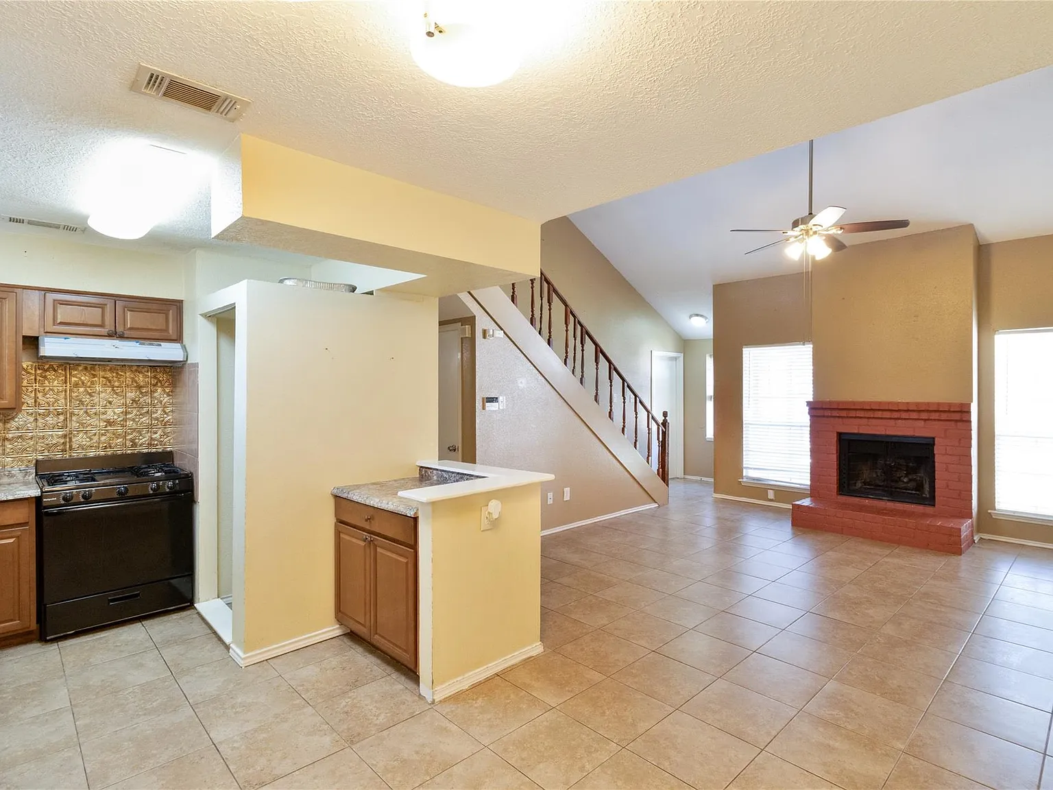 3 bed, 2.0 bath, 1258 sqft, $1,800 — Photo 3