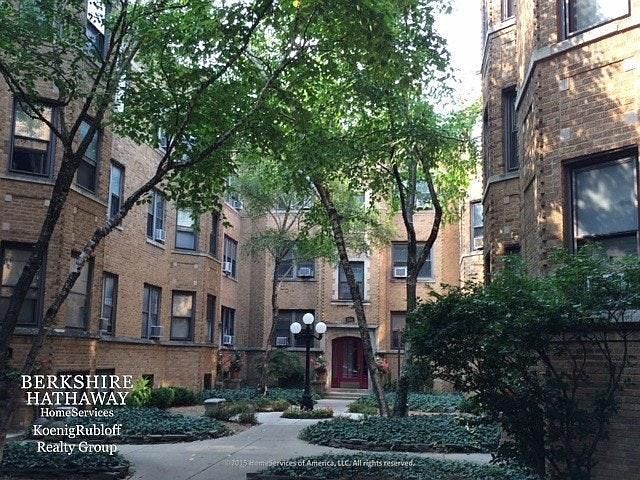 Beautiful Courtyard Building on Cornelia Ave, steps from lake shore