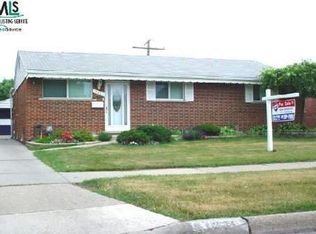 31236 Eveningside Dr, Fraser, MI 48026