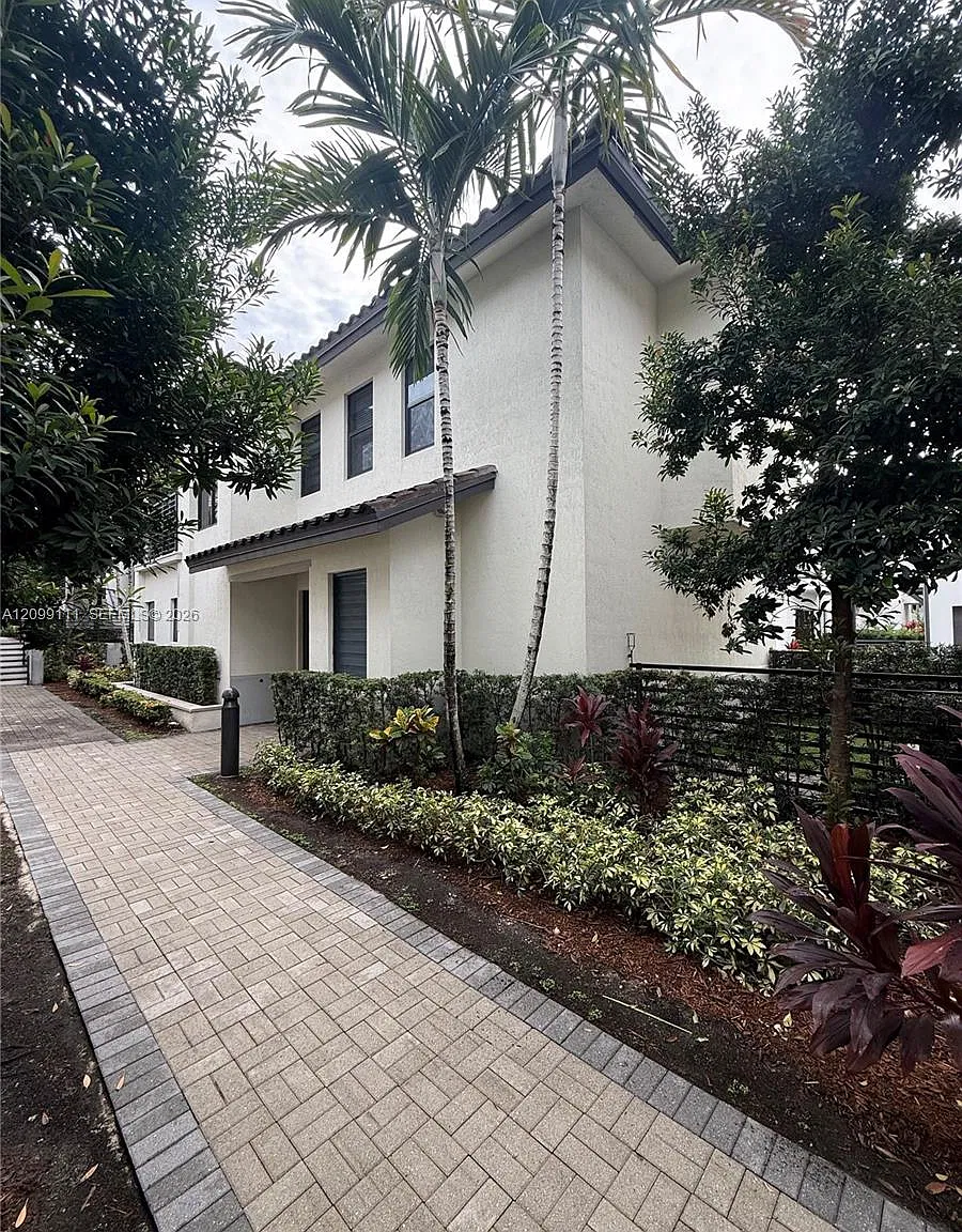 Downtown Doral South Phas — Photo 2