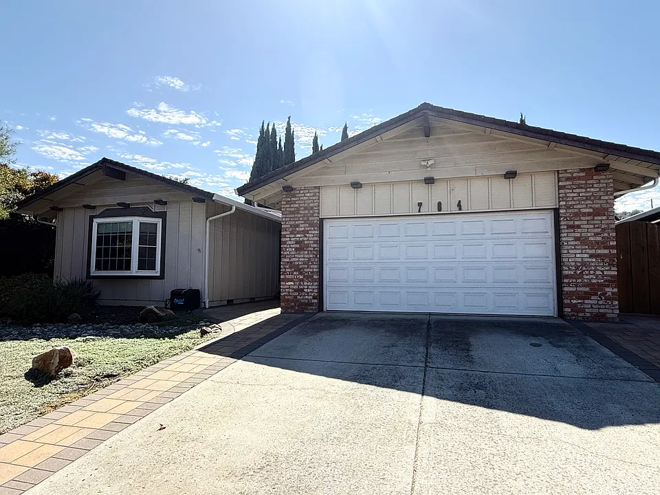764 Almeria Dr