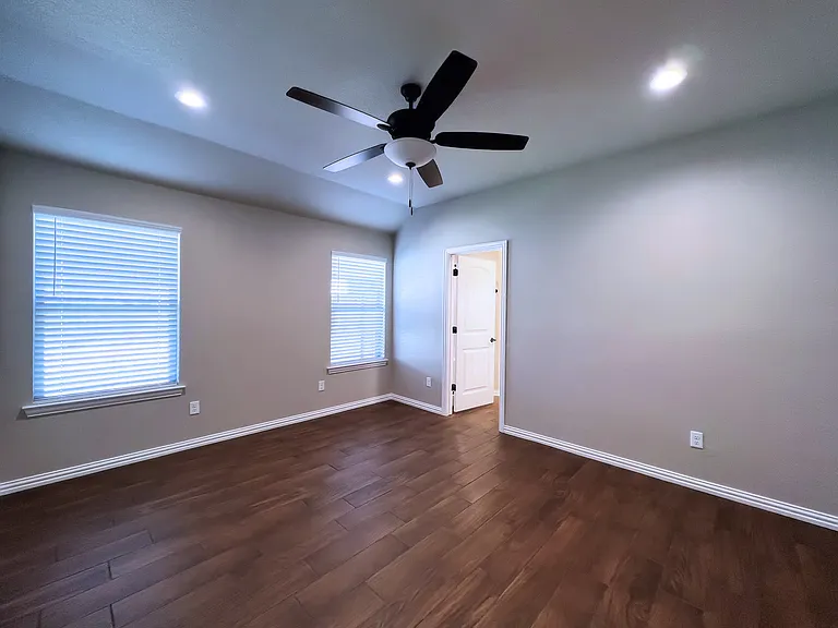 219 Clover Cir — Photo 8