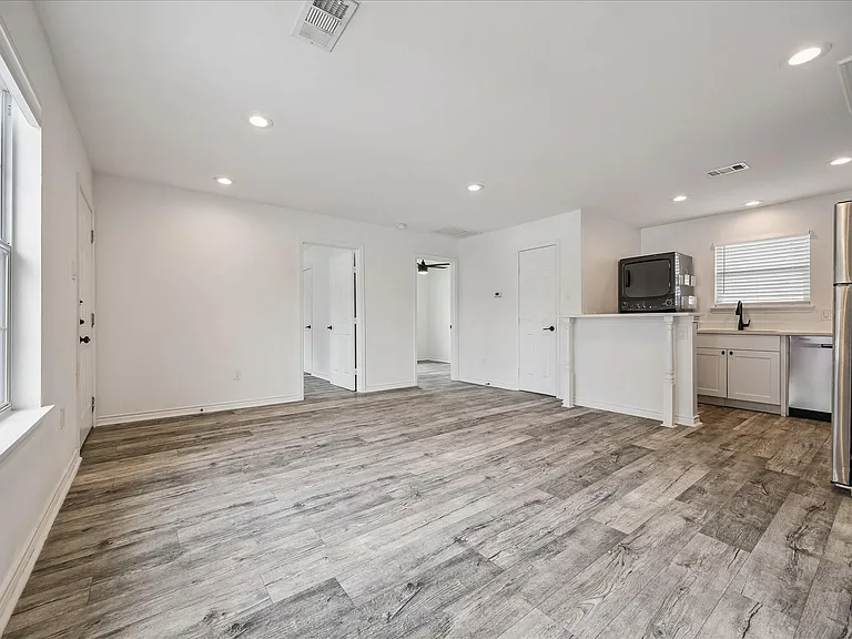 2610 Cochran St — Photo 7