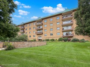 40 S Main St APT 2C, Glen Ellyn, IL 60137