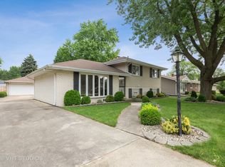 9718 Lorraine Dr, Countryside, IL 60525