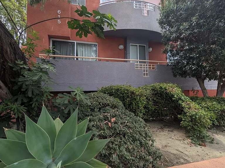 615 N Hayworth Ave — Photo 2