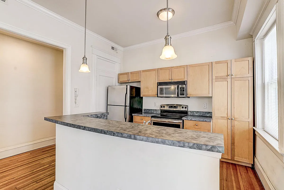 Building Photo - 801 N Davis Ave #2A