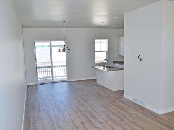 2nd image of 1043 W Narrows Ln