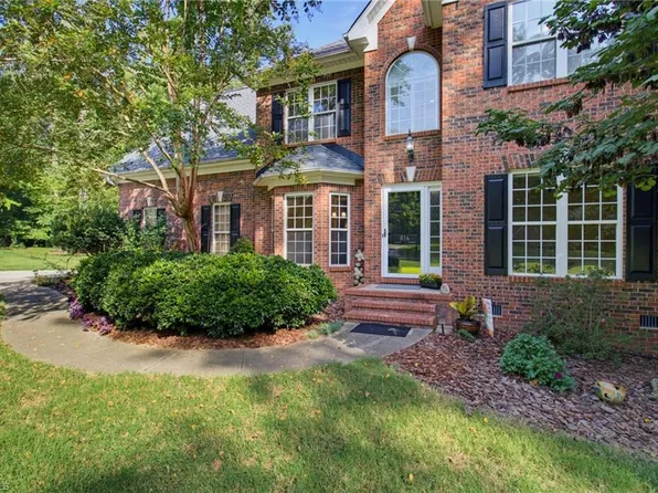 814 Troublesome Creek Dr, Greensboro, NC 27455