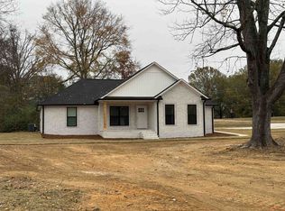 118 7th St, Henderson, TN 38340