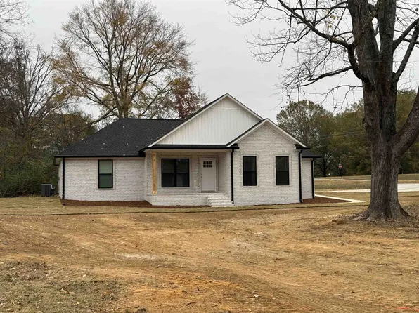 118 7th St, Henderson, TN 38340