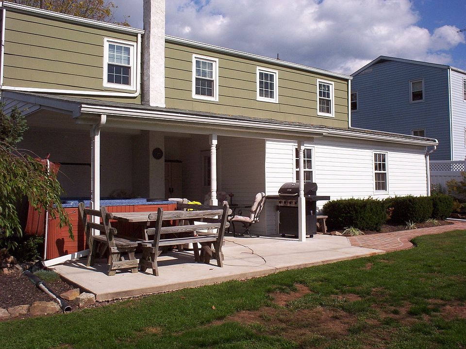 2nd image of 907 Lake Ln