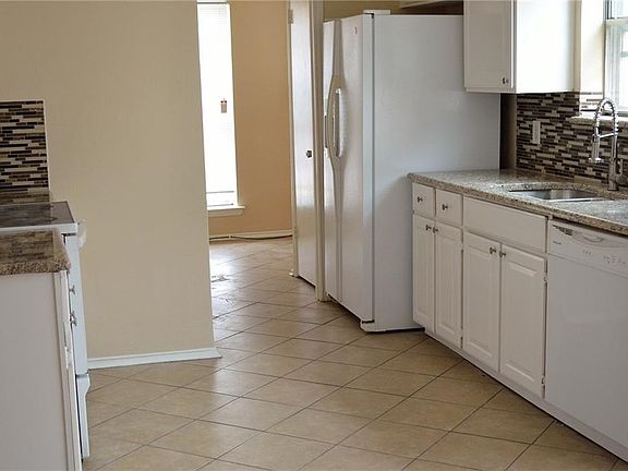4th image of 2408 Sam Houston Dr