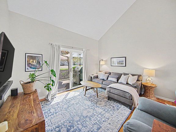 3rd image of 2067 Liberty Hts