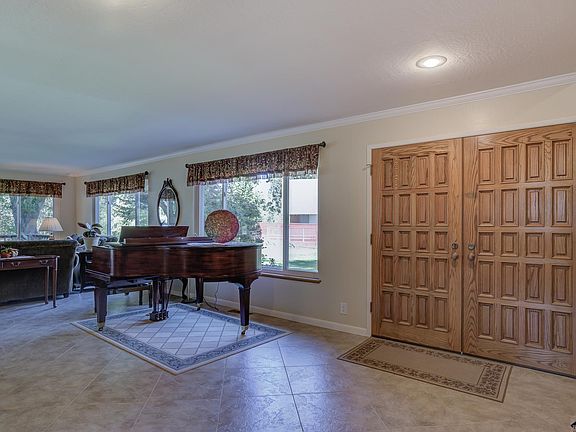 5th image of 10631 Bryne Ave
