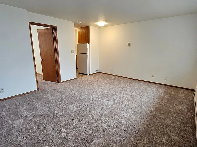 211 Shore Dr — Photo 2