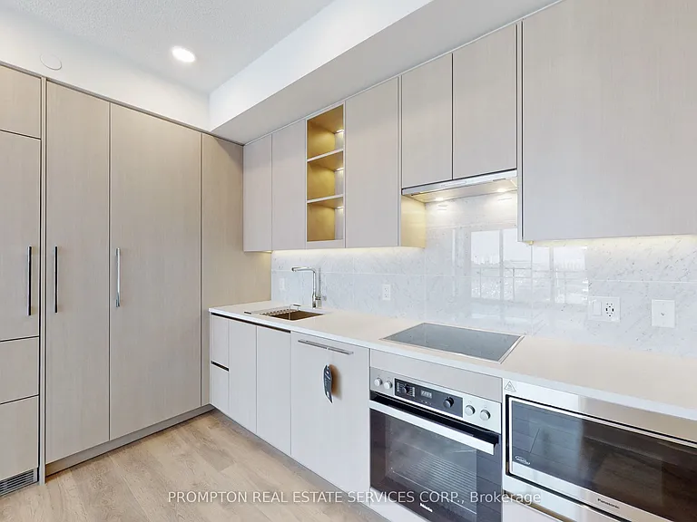 85 McMahon Dr #802 — Photo 6