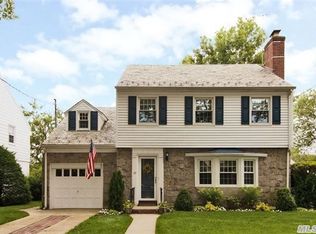 27 Saint Thomas Pl, Malverne, NY 11565