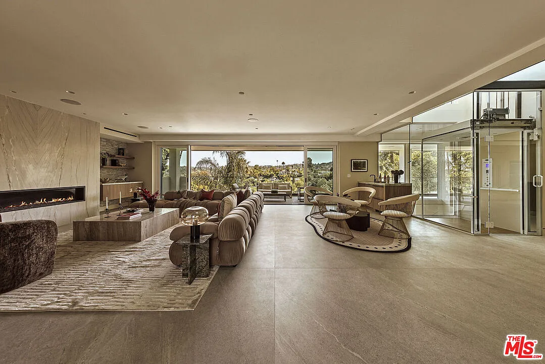 6 bed, 8.0 bath, 9393 sqft, $28,000 — Photo 3