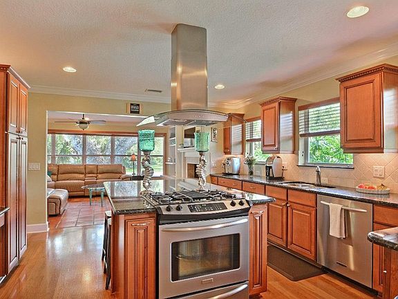 4th image of 501 Honeysuckle Ln
