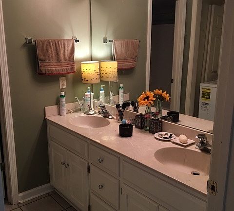 Hallway bathroom that belongs to the front downstairs bedroo