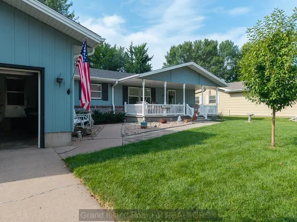 2123 Indian Acres Dr, Hastings, NE 68901