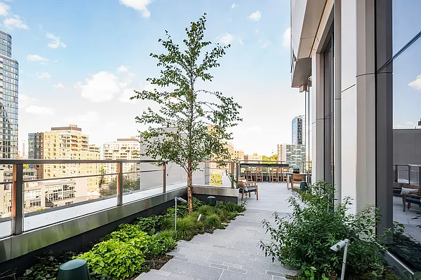 Rented by Extell Marketing Group LLC | media 22