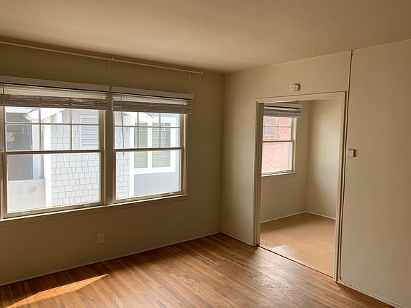 Livingroom with breakfast nook
