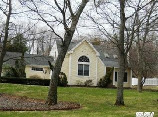 2 Carroll Ct, Rocky Point, NY 11778