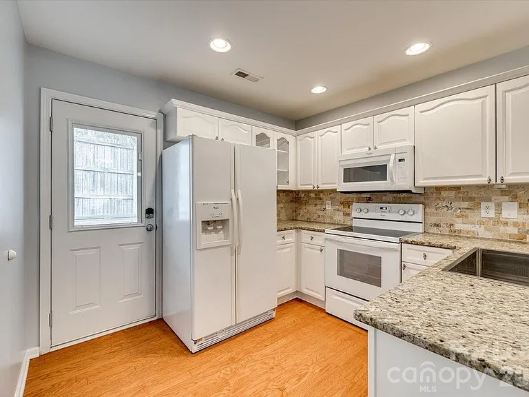 2052 Shady Pond Dr — Photo 9
