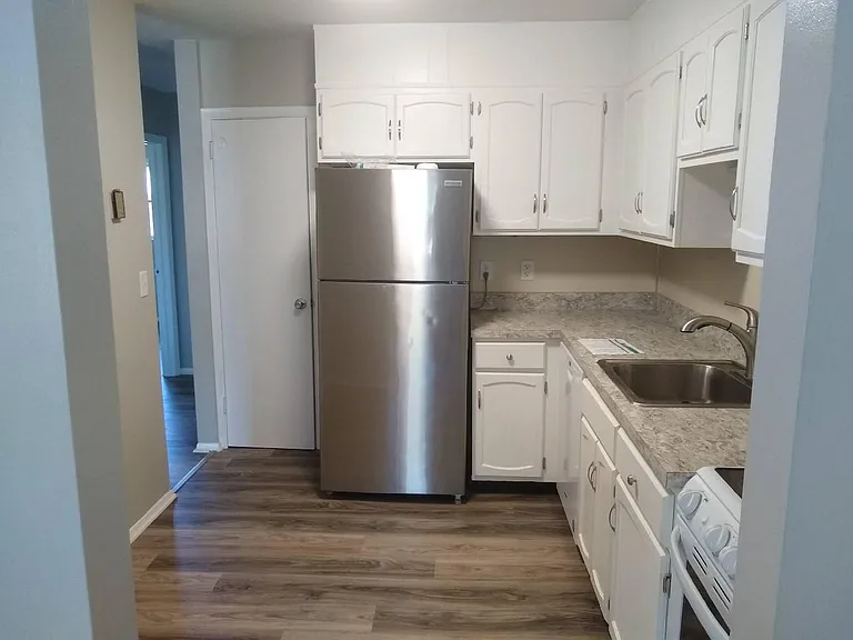 956 E Maple St — Photo 5